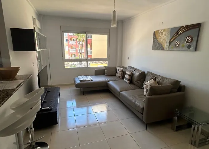 Beautiful 3 Bed, 2 Bath Modern Apartment