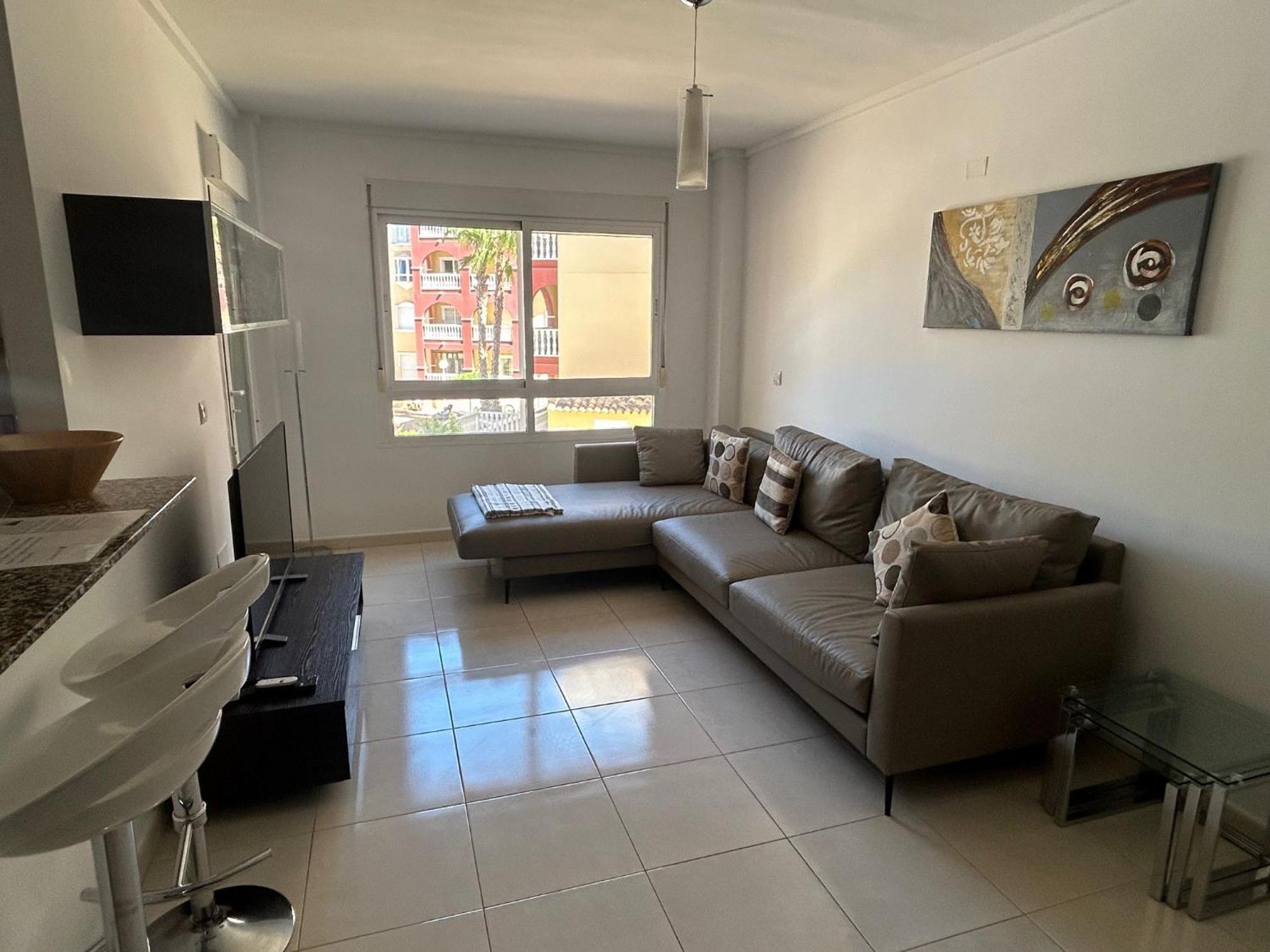 Beautiful 3 Bed, 2 Bath Modern *