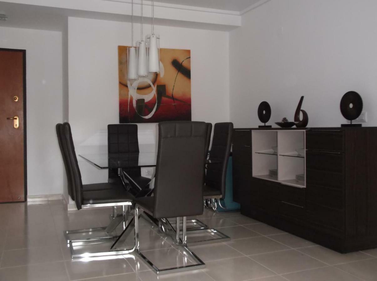 Beautiful 3 Bed, 2 Bath Modern Apartment