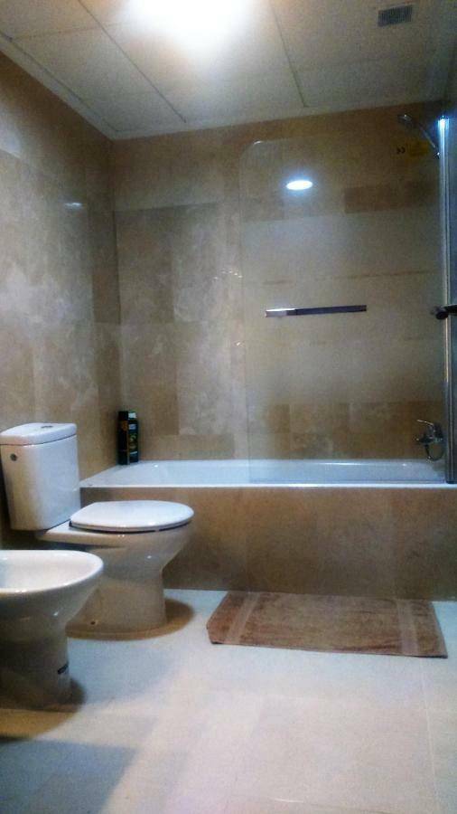 Beautiful 3 Bed, 2 Bath Modern Apartment